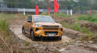 Giá cao hơn bản giữa gần 200 triệu đồng, Toyota Hilux Trailhunter có thực sự 'đắt xắt ra miếng'?